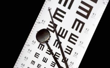 保护视力预防近视班会教案7篇